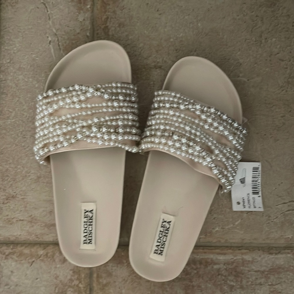Badgley Mishka size 7 pearl slide